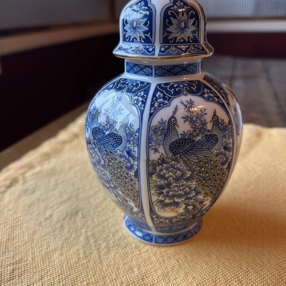 Vintage  Oriental Japanese Royal Peacock Jamestown China Ginger jar  6.5 in tall - Picture 2 of 5